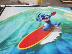 TAPIS DE CHAMBRE - SALLE DE JEUX - STITCH SUR PLANCHE DE SURF