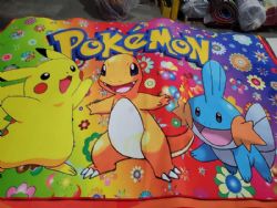 TAPIS DE CHAMBRE - SALLE DE JEUX - PIKACHU CHARMANDER ET MUDKIP (FLEURS)